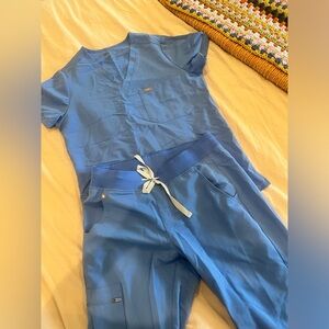 Blue Figs scrub set. Size Small in both the top and bottoms. Jogger bottoms.